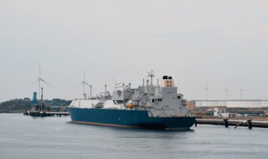 Limandaki limanda bulunan LNG tankeri ISPS korumalı gaz tesisinde. Gaz Taşımacılığı İçin Gemi Tasarlandı.