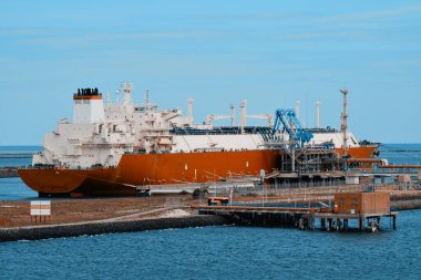 Limandaki limanda bulunan LNG tankeri ISPS korumalı gaz tesisinde. Gaz Taşımacılığı İçin Gemi Tasarlandı.