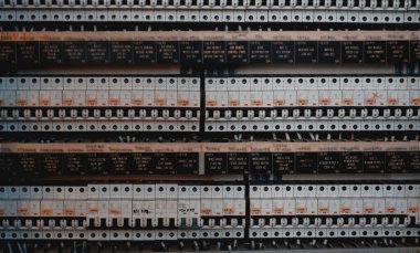 Güç kabinesi. Elektrik Santrali. Bir dizi elektrik sigortası. Devre Ayrılıkçıları Kapatın. Elektrik kontaktörleri. Yedek röleler