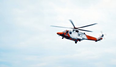 Denizde Arama Kurtarma Operasyonları. Kırmızı Kurtarma Helikopteri. Acil Müdahale Ekibi. Gemide acil bir kaza oldu. Tüccar gemisi. Helikopter Eğitimi ve Simülasyon Gemisi Tehlikede