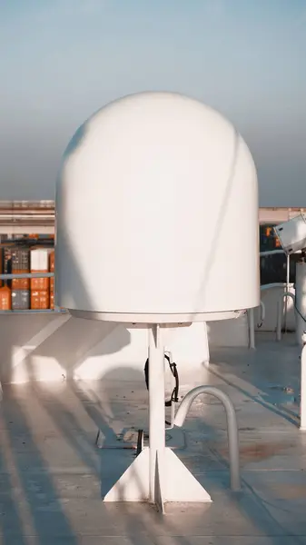 Komunikacja Antena Satelitarna Pokładzie Statku Handlowego — Zdjęcie stockowe