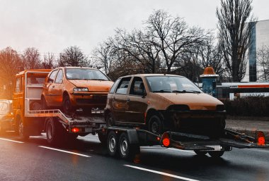 Trafik kazasından sonra Hasarlı Hatchback tipi araçları olan çekici. Acil Yol Desteği.