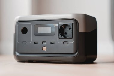 Kesintisiz Güç Kaynağını Yakınlaştır. Black-Outs sırasında ev için yedek seçenek. Cep telefonu güç kaynağı kullanan dizüstü bilgisayarlı kahve makinesi konsepti
