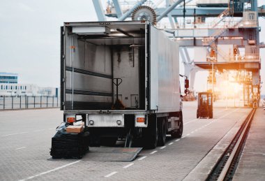 Kargo kamyonunu ticaret limanına boşaltıyorum. Malzeme teslimatı için ağır iş ticari araç. Kargo yüklenirken yarı karavan. Nakliye ve Posta Teslimatı için Ticari Araç