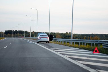 Otobanda araba arızası. Yol kenarı desteği. Motor Hatasını Kontrol Et.