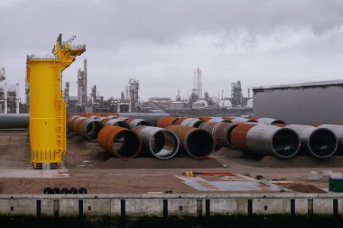 Offshore Rüzgar Türbini Geçiş Parçaları. Monopile Vakfı. Rüzgâr Parkı Çiftliği İnşaat İşlemi. Yenilenebilir Enerji Konsepti