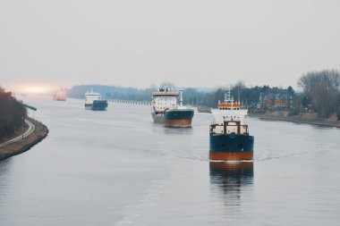 General Kargo Ticaret Gemileri yoğun nakliye kanalında birbirini takip ediyor. Almanya 'da Kiel Kanalı' nda Gemi Trafik Servisi