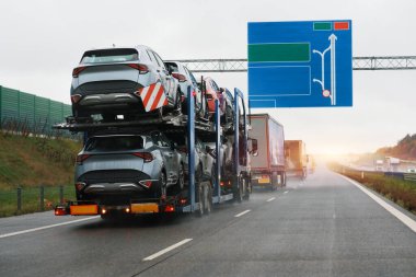 Satılık yepyeni araçları olan bir karavan kamyonu. Yeni araba teslimatı. Araba taşıyıcı karavanı müşteriler için bir sürü yeni arabayla dolu. İki seviyeli modüler hidrolik yarı römork.
