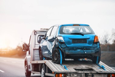 Araba kazasından sonra Aracı Hasarlı Çekici