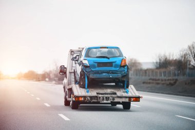 Araba kazasından sonra Aracı Hasarlı Çekici