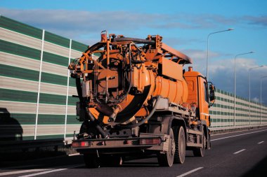Atık Dağıtım ve Kullanım Politikası Konsepti İçin Lağım Kamyonu Sürücüsü. Atık geri dönüşüm süreci. Kanalizasyon tedavisi.