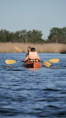 Kherson Ukrayna 'da Nehirde Kayak Yapan İnsanlar