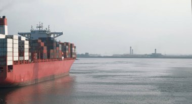 Limandaki kargo konteynırı nakliye gemisi