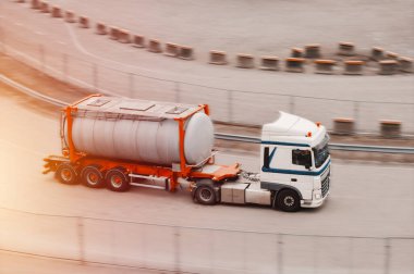 Tehlikeli Mallara sahip Tank Konteynırı Çok Yönlü Taşımacılık