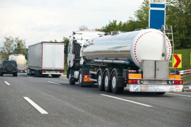 Otoyolda petrol kamyonu fosil petrol rafinerisi ürünleri taşıyor. Fu