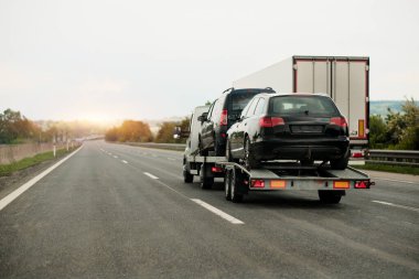 Araba kazasından sonra hasarlı bir araçla çekici çekilmesi