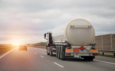 Petrol Sürdürülebilir Havacılık Kamyonu Taşıyıcı Yağ ve Gaz Ürünleri. Sıkıştırılmış Benzin Diesel Taşıyıcı Tankı