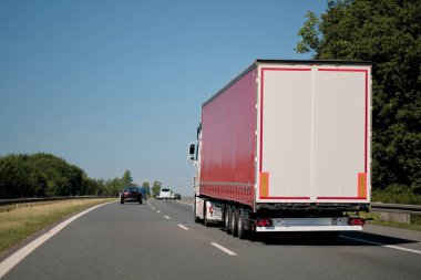 Otoyol Mallarında Yarı-Karavan Kamyonu Nakliye Lojistiği