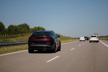 SUV Lüks Spor Arazi Aracı Otoyolda Sürüyor