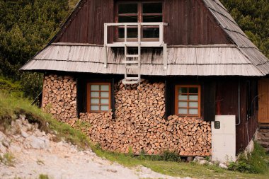 Tatras, Polonya - 25 Mayıs 2024: Bir Yığın Kuru Ahşap Isıtmaya Hazır Ev