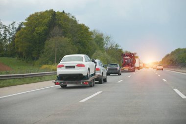 Araba kazasından sonra hasarlı bir araçla çekici çekilmesi