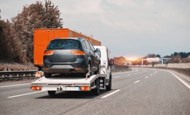 Araba kazasından sonra hasarlı bir araçla çekici çekilmesi