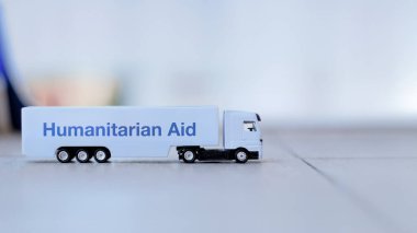 Beyaz Oyuncak Kamyoneti 'nin Karavanında İnsani Yardım İşareti, Pürüzsüz Yüzeyde
