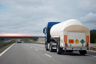 Otobanda Yanıcı Maddeleri Oksitleyen Tanker Taşımacılığı Sıvı Kargo