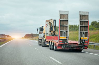 Karavanda Kazıcı ile Ağır Taşıma Kamyonu Otoyolda Sürüşü
