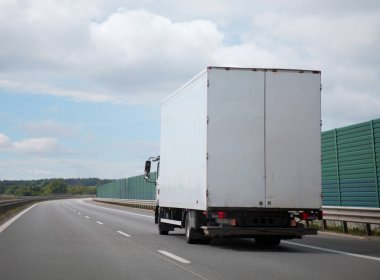 Yeşil Peyzaj Arkaplanlı Beyaz Teslimat Kamyonu Otoyolda Sürüyor
