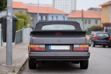 Şehir Caddesi 'ne park edilmiş klasik üstü açık araba manzarası.