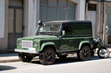 All-Wheel Drive Klasik Yeşil Vintage Off-Road Aracı