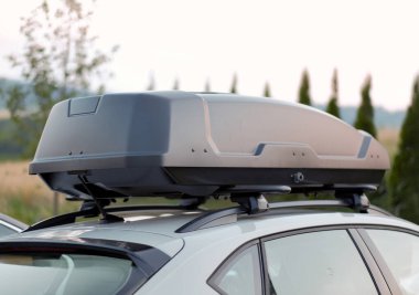 Aile Seyahati Macerası İçin Çatı Kargo Kutulu Araç 