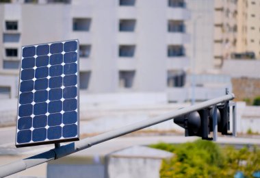 Şehirdeki Trafik Işığı Üzerine Güneş Paneli Bağlandı