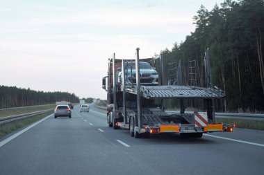 Alacakaranlık Saati Otobanı 'ndaki Araç Taşıma Karavanı