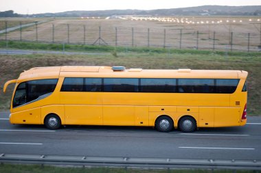 Uluslararası Avrupa Otoyolu 'ndaki Sarı Yolcu Otobüsü