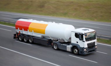 Uluslararası Avrupa Otoyolu 'nda Yakıt Taşıyıcı Taşıyıcı Tanker Traktörü