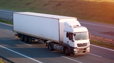 Verimli Sürdürülebilir Kargo Taşıma Lojistik ve Teslimatı İçin Modern Uzun Karavan Aracı