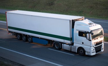 Verimli Sürdürülebilir Kargo Taşıma Lojistik ve Teslimatı İçin Modern Uzun Karavan Aracı