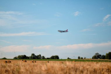 Polonya, Avrupa - 10 07 2024: Türk Hava Yolları Saha Üzerinden Saman Balyalarıyla Uçmadan Önce Uçuyor