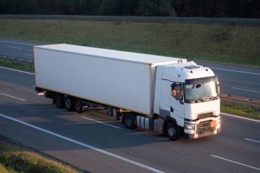 Verimli Sürdürülebilir Kargo Taşıma Lojistik ve Teslimatı İçin Modern Uzun Karavan Aracı