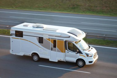 Aile Yolu Macerası İçin Modern Beyaz Karavan Otobanı
