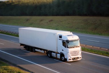 Verimli Sürdürülebilir Kargo Taşıma Lojistik ve Teslimatı İçin Modern Uzun Karavan Aracı