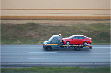 Flatbed Çekici Nakliye Aracı Yepyeni Kırmızı Sedan Satıcıya