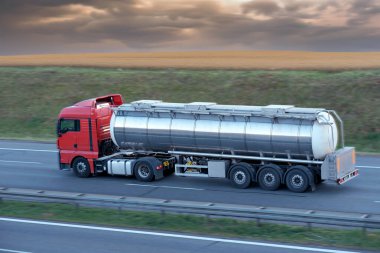 Mandıra Ürünleri Sebze Petrol Taşıyıcı Kamyonu Fırtınalı Gök Altındaki Otoyolda