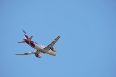 Eurowings Açık Mavi Gökyüzüne Karşı Uçan Uçak