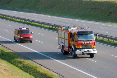 İtfaiye Müdahale Aracı ve Kurtarma Minibüsü Otoyolda.