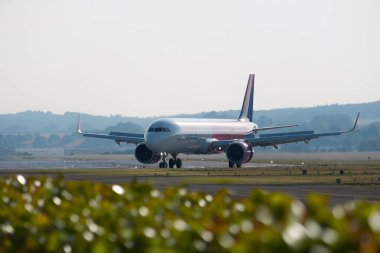  Krakow, Polonya - 15 07 2024: Düşük Maliyetli Yolcu Uçağı Havaalanına İndi