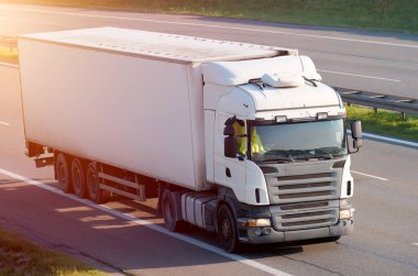 Şehirlerarası Kargo Aracı Lojistik Kargo Aracı