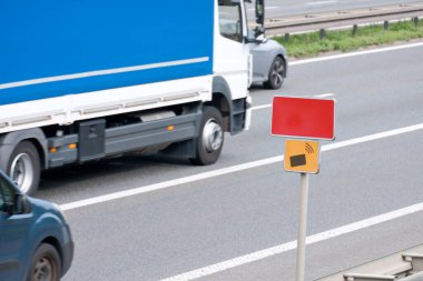 Otobanda Elektronik Trol Koleksiyonunu Gösteren Yol İşareti